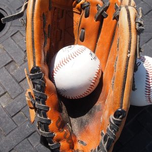 baseball-glove-858366_960_720.jpg Capturando el Espíritu de Cabo: Fotografía de Arte y Cultura | Fotografía Profesional y Momentos Especiales en Baja California Sur